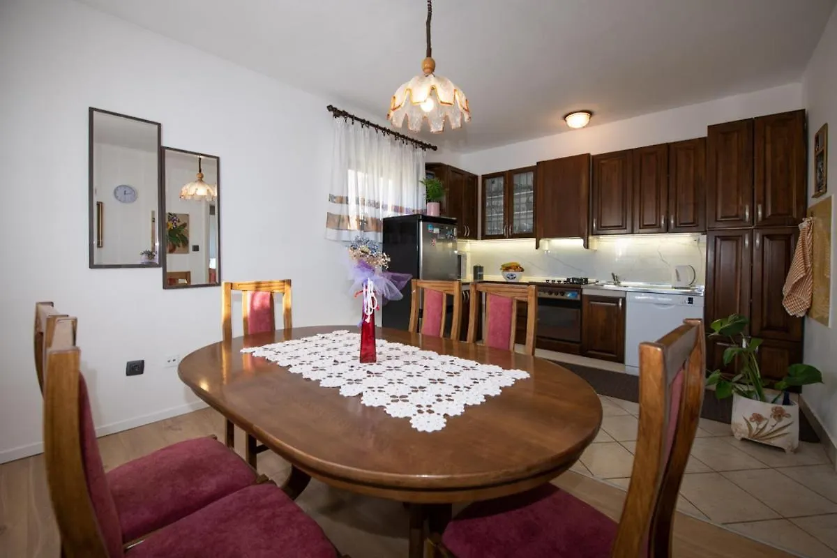 Apartman Elvis Lovran 0*,